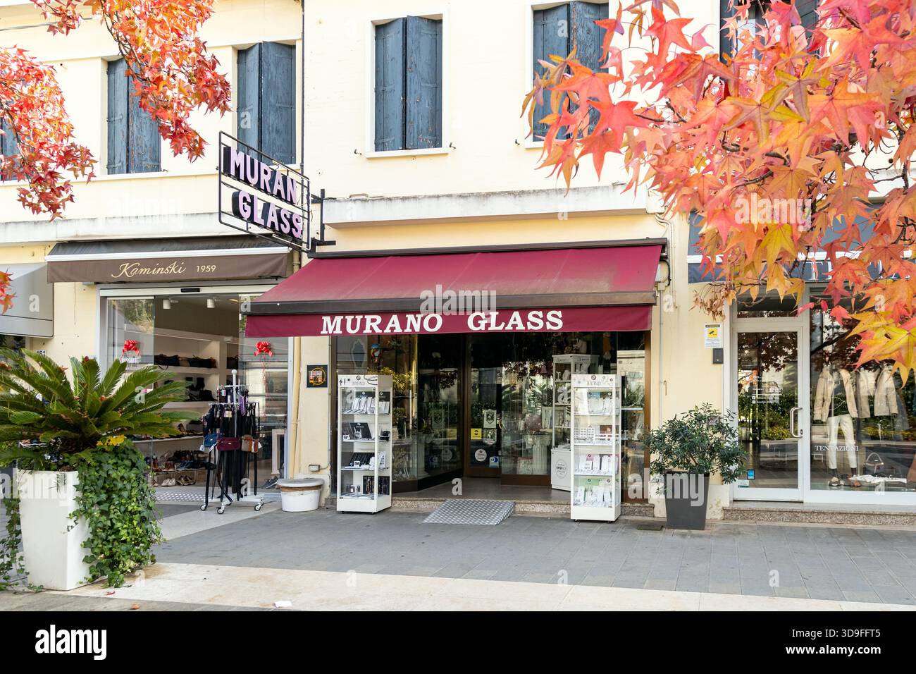 Abano Terme, Italia - 29 ottobre 2025: Vista esterna di una vetreria di Murano nel centro della città durante la stagione autunnale Foto Stock