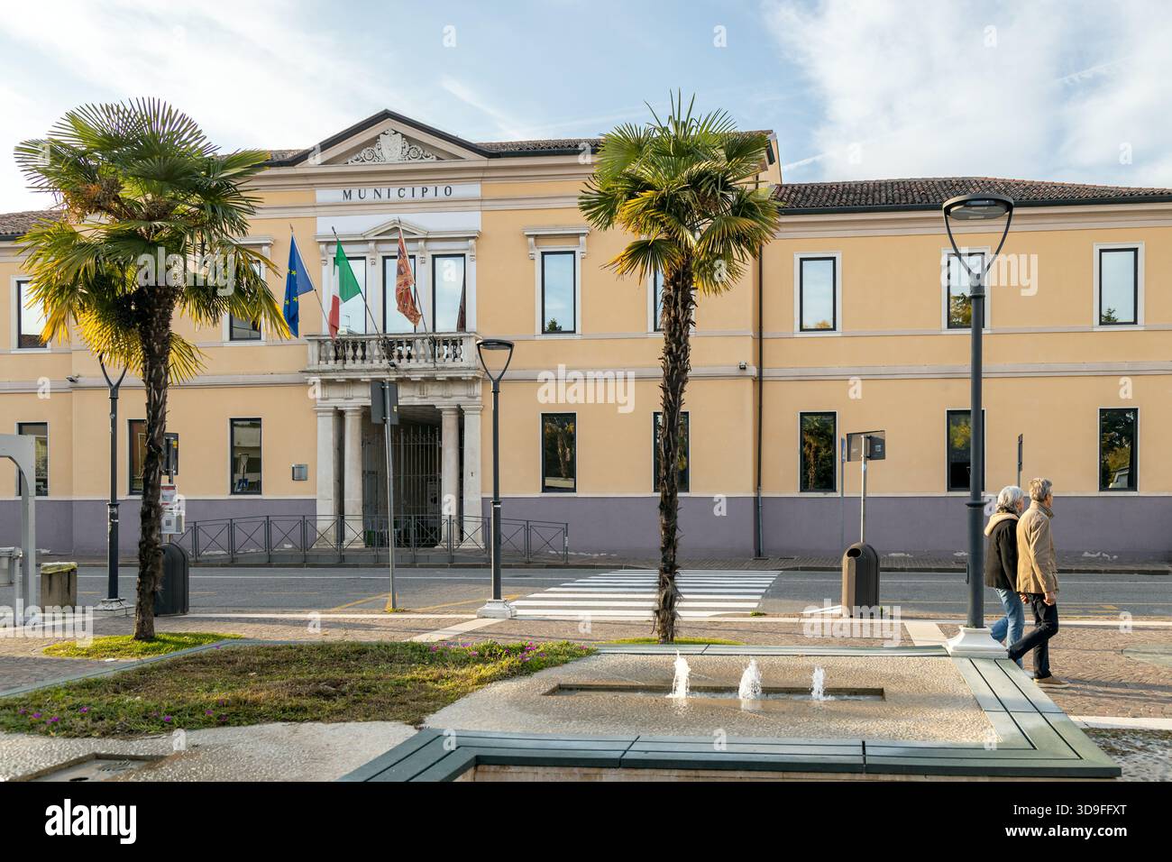 Abano Terme, Italia - 28 ottobre 2025: Veduta esterna dell'edificio comunale con pedoni nelle vicinanze Foto Stock