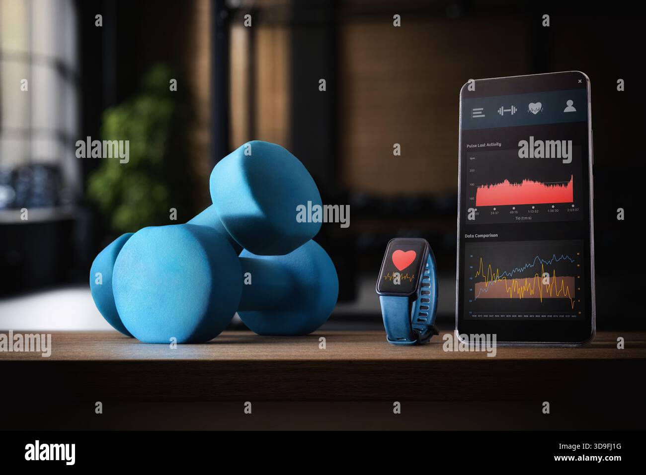 Dettagli delle app di monitoraggio delle attività sportive su un telefono e smartwatch su una panca di legno con manubri blu e una sala sport scura sullo sfondo. F Foto Stock