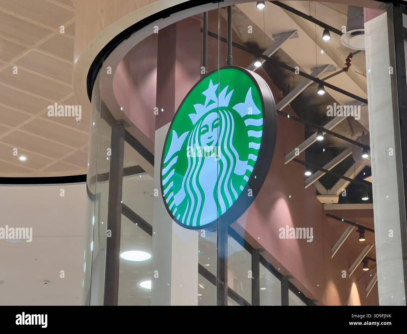 Stoccolma, Svezia - Marte 22. 2025: Cartello Starbucks Coffee Shop. Foto Stock