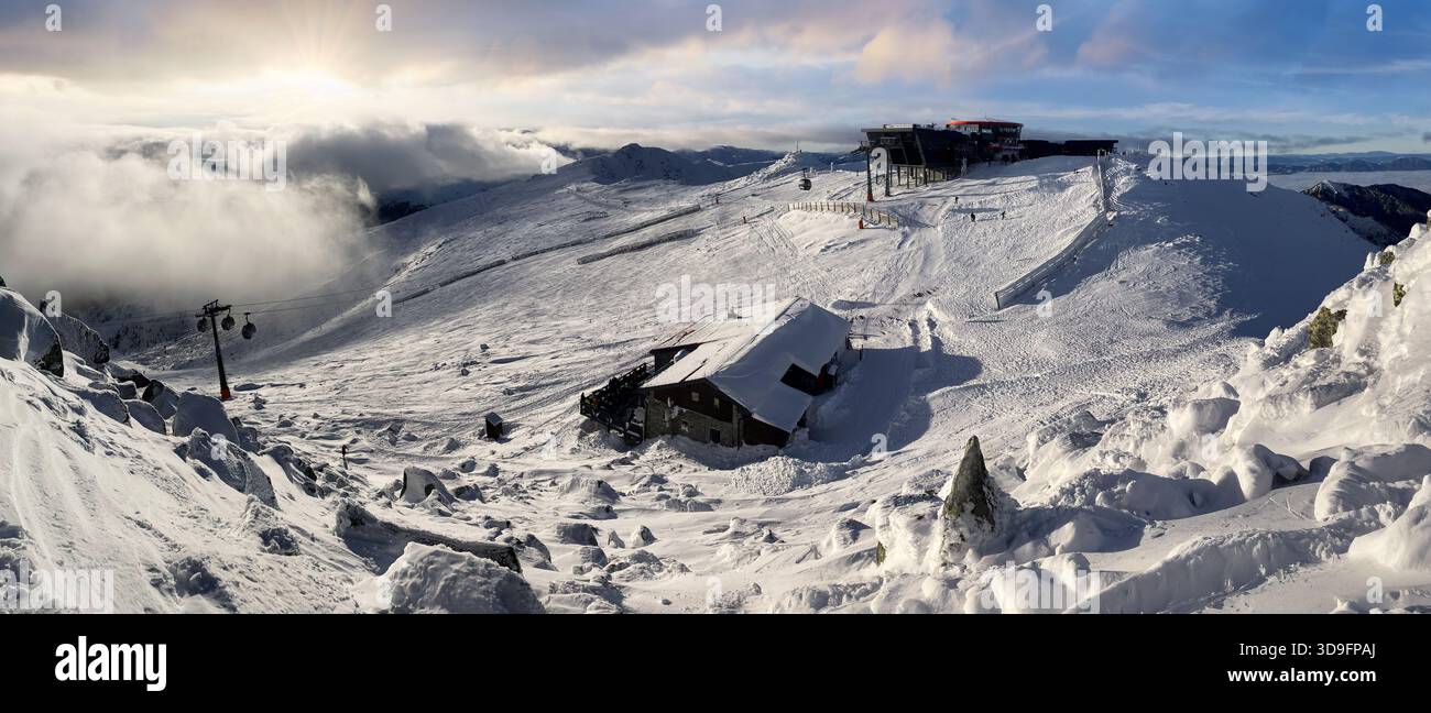 Panorama invernale delle montagne dal picco Chopok in Slovacchia al tramonto Foto Stock