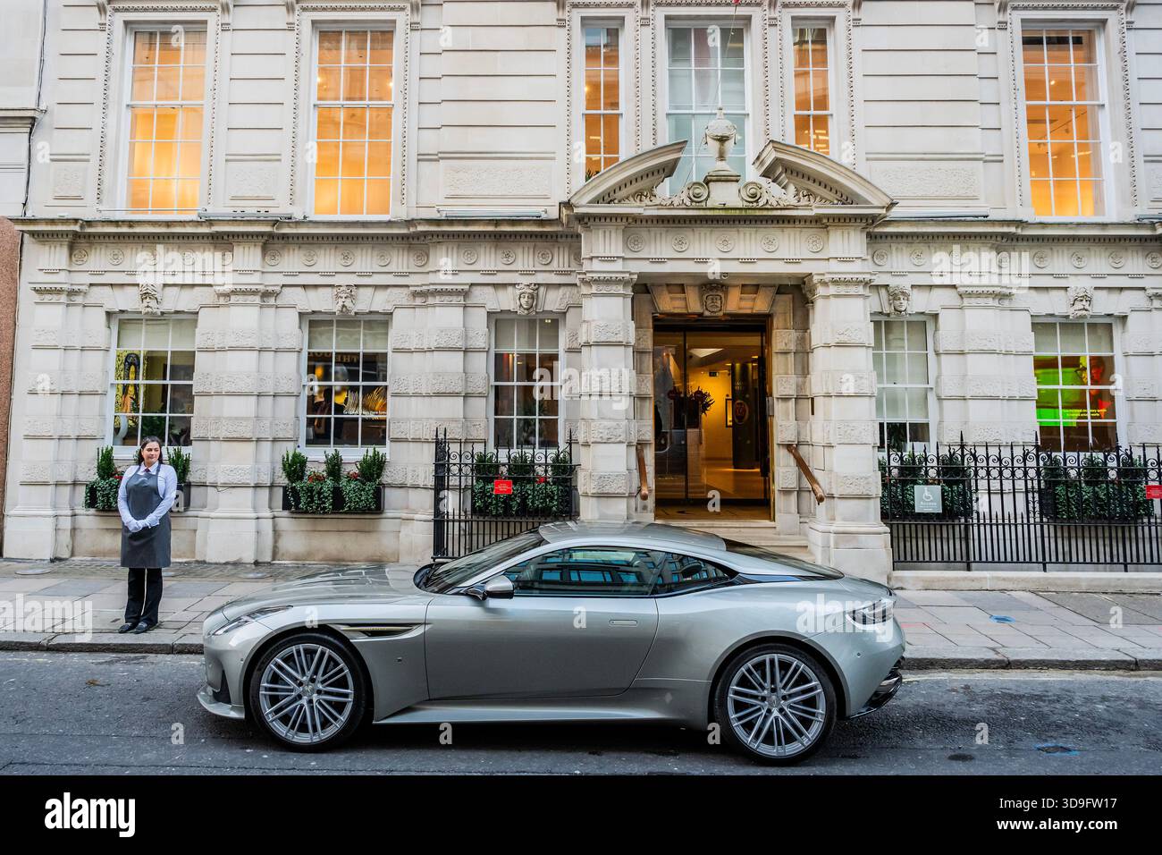 Londra, Regno Unito. 5 dicembre 2025. Aston Martin DB12, Goldfinger 007 Special Edition (in occasione del 60° anniversario della partnership tra Aston e James Bond), Edition No: 0/60 (riservato alla Eon Productions), est £200.000-300.000. L'auto viene messa in vendita da Amazon MGM Studio per beneficenza. I proventi del martello saranno equamente suddivisi tra quattro enti di beneficenza scelti da Michael G. Wilson e Barbara Broccoli: Into Film, National Youth Theatre of Great Britain, London Screen Academy e UK Time's Up - Into Film- Groundbreakers; Icons of Our Times sale preview. L'asta al Christies London è su 11 Dece Foto Stock