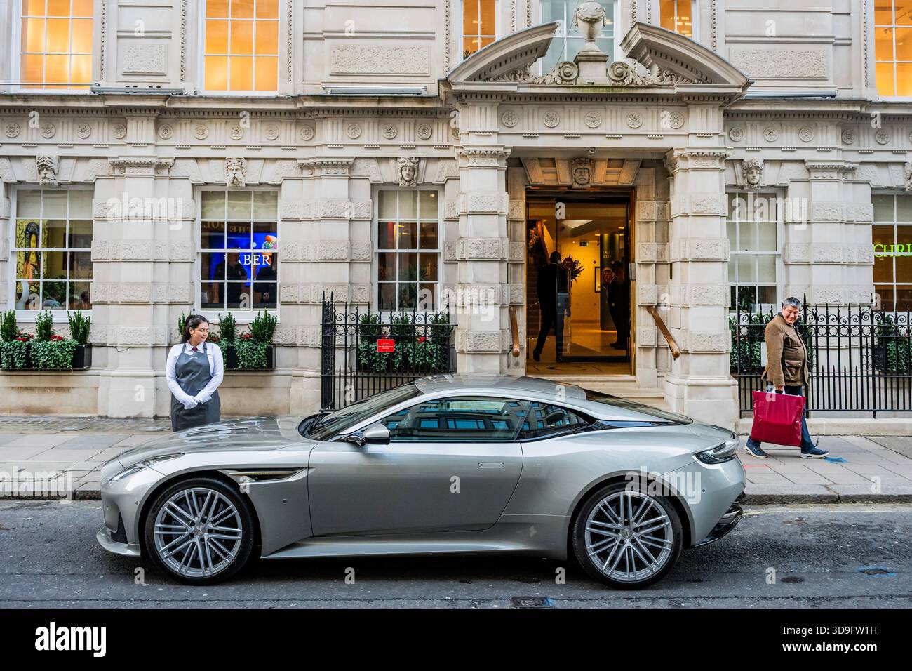 Londra, Regno Unito. 5 dicembre 2025. Aston Martin DB12, Goldfinger 007 Special Edition (in occasione del 60° anniversario della partnership tra Aston e James Bond), Edition No: 0/60 (riservato alla Eon Productions), est £200.000-300.000. L'auto viene messa in vendita da Amazon MGM Studio per beneficenza. I proventi del martello saranno equamente suddivisi tra quattro enti di beneficenza scelti da Michael G. Wilson e Barbara Broccoli: Into Film, National Youth Theatre of Great Britain, London Screen Academy e UK Time's Up - Into Film- Groundbreakers; Icons of Our Times sale preview. L'asta al Christies London è su 11 Dece Foto Stock