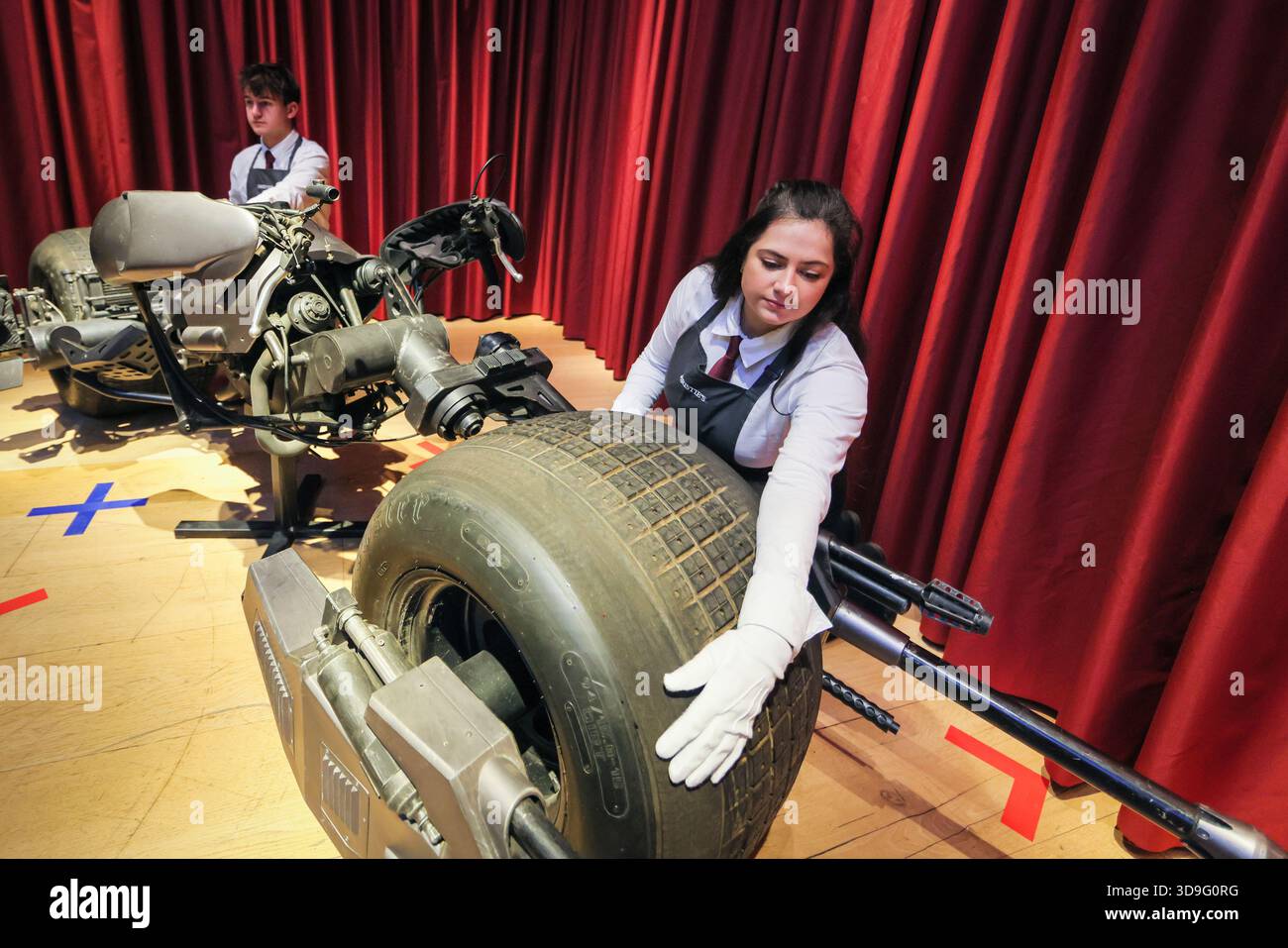 Londra, Regno Unito. 5 dicembre 2025. Lo staff di Christie con Batpod. Veicolo costruito per il Cavaliere Oscuro. Stima: £300.000-500.000. Christie's Groundbreakers: Icons of Our Time, parte della Classic Week, sarà l'11 dicembre 2025. Crediti: Imageplotter/Alamy Live News Foto Stock