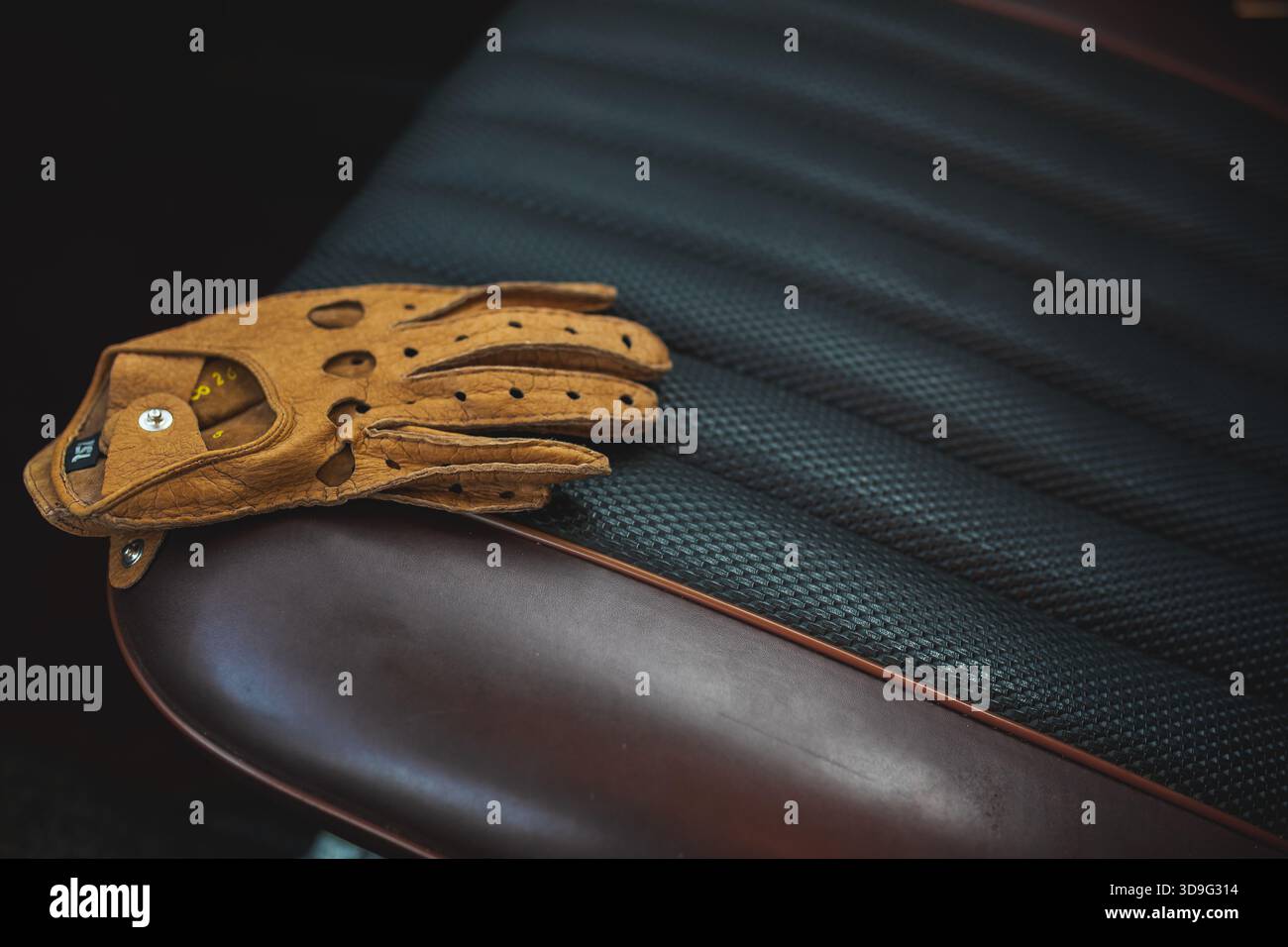 GUANTI DA GUIDA SUL SEDILE DEL PASSEGGERO Foto Stock