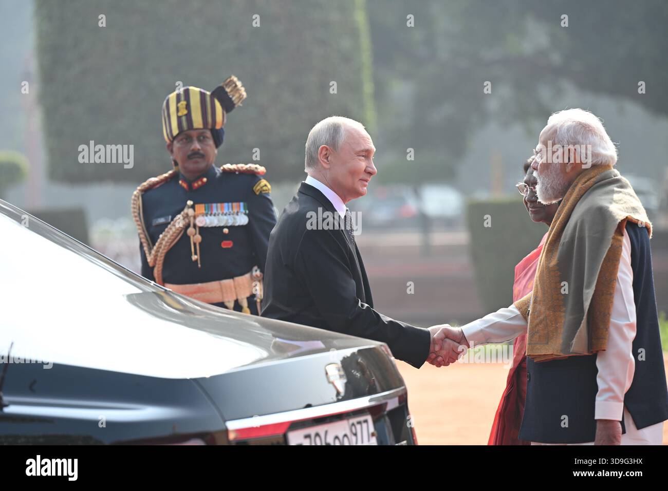 Nuova Delhi, India. 5 dicembre 2025. Il presidente russo Vladimir Putin in visita in India di due giorni, la prima in quattro anni, incontra il primo ministro Narendra modi durante un ricevimento cerimoniale nel cortile anteriore del Palazzo Presidenziale. (Foto di Sondeep Shankar/Pacific Press) credito: Pacific Press Media Production Corp./Alamy Live News Foto Stock
