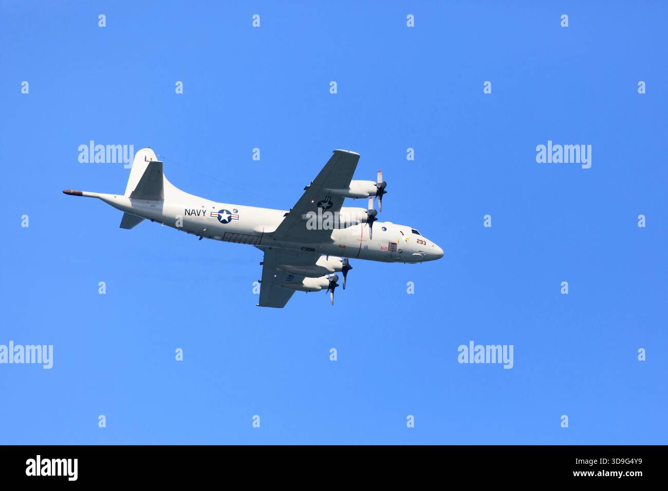 Lockheed P-3 Orion velivolo di sorveglianza marittima della United States Navy che esegue un flypast alla San Francisco Fleet Week del 2019 Foto Stock
