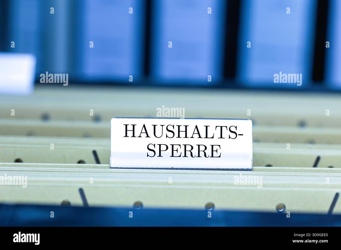 (Montaggio fotografico) firma con l'iscrizione HAUSHALTSSPERRE (blocco del budget) su un archivio appendiabiti Foto Stock