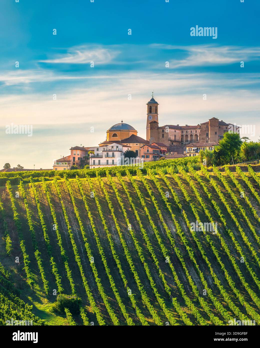 Vista verticale del paese collinare di Montegrosso d'Asti, Monferrato, Piemonte, Italia, al tramonto. La chiesa e il campanile, si affaccia ripido, terrac Foto Stock