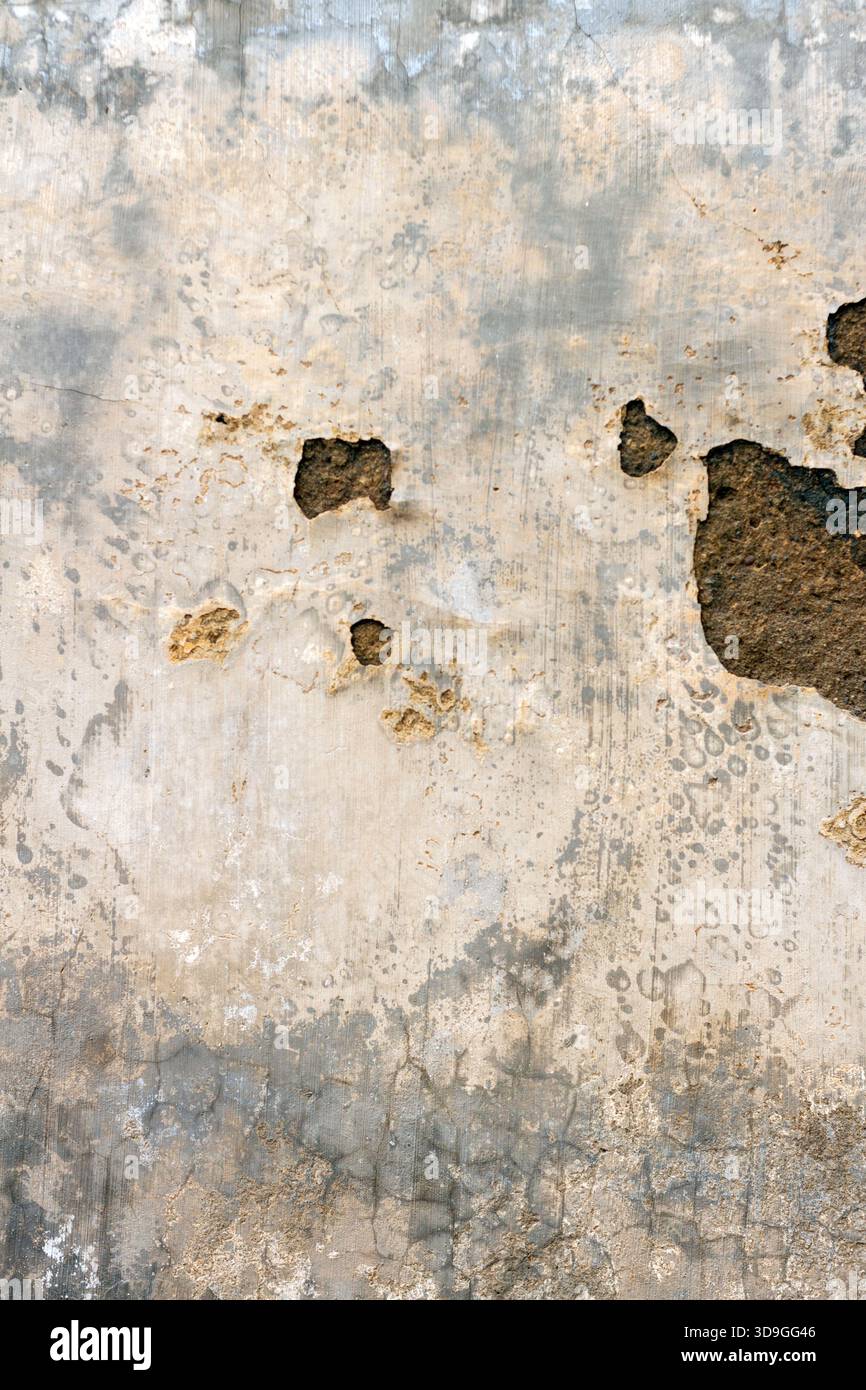 Struttura morbida e verticale di cemento intemprato grigio e beige chiaro con sottili danni superficiali, vaiolatura e piccoli fori esposti scuri. Meno aggressiva Foto Stock