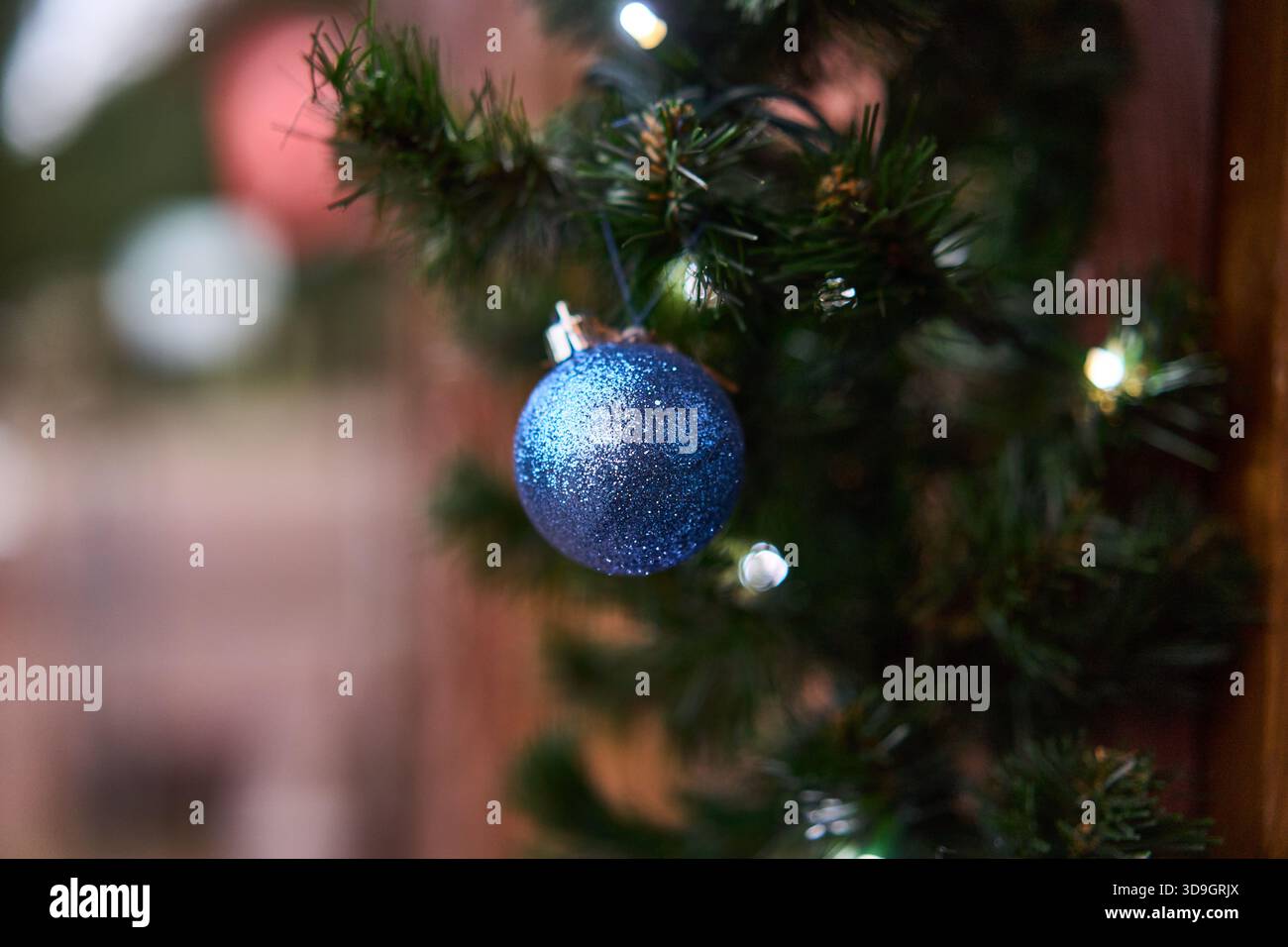 Decorazioni semplici e ghiacciate, decorazioni pulite e croccanti in blu smerigliato aggiungono fascino alle ghirlande natalizie Foto Stock