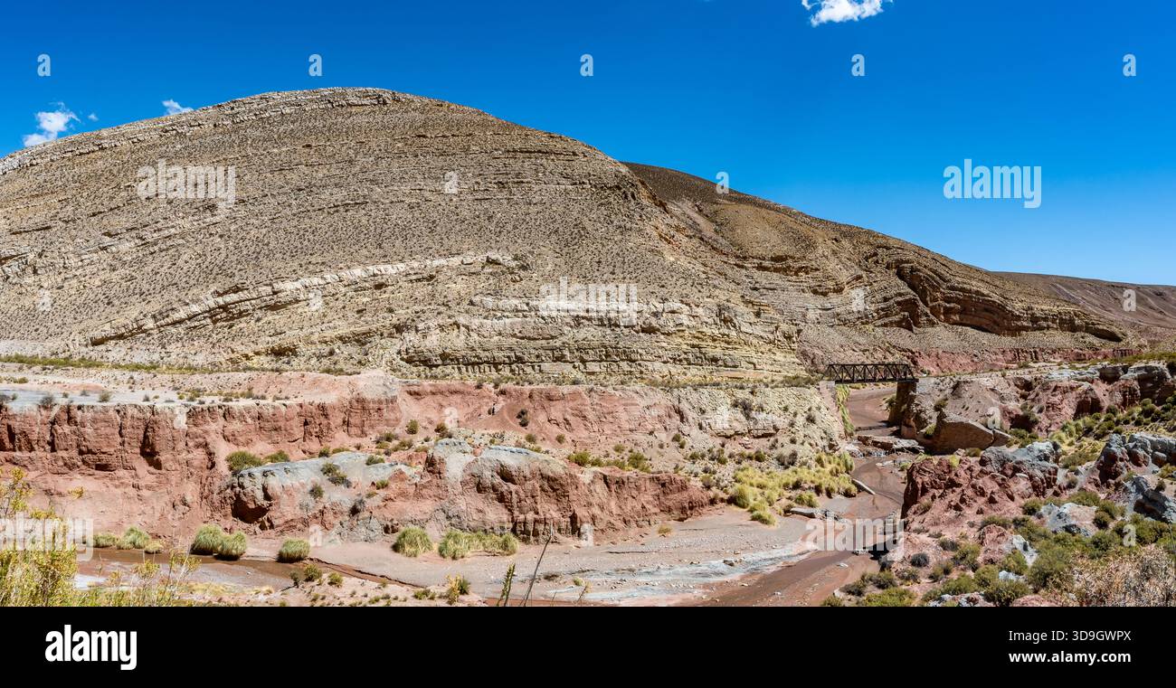 Due faglie di spinta che si tuffano in direzioni opposte in strati di rocce sedimentarie. Jujuy, Argentina. Foto Stock