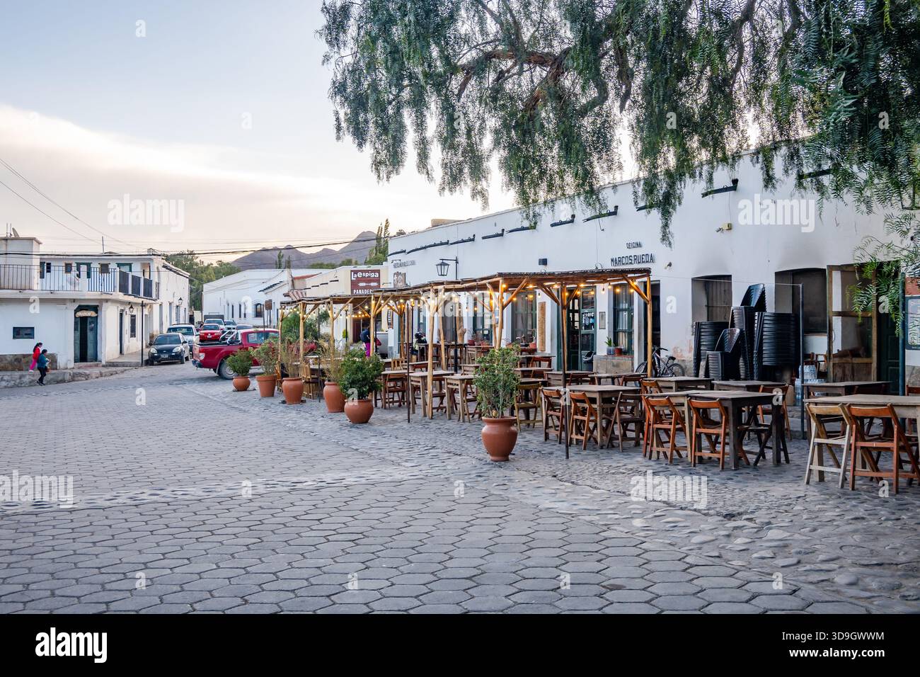 Ristoranti all'aperto lungo la strada nel centro della cittadina di Cachi, Salta, Argentina. Foto Stock