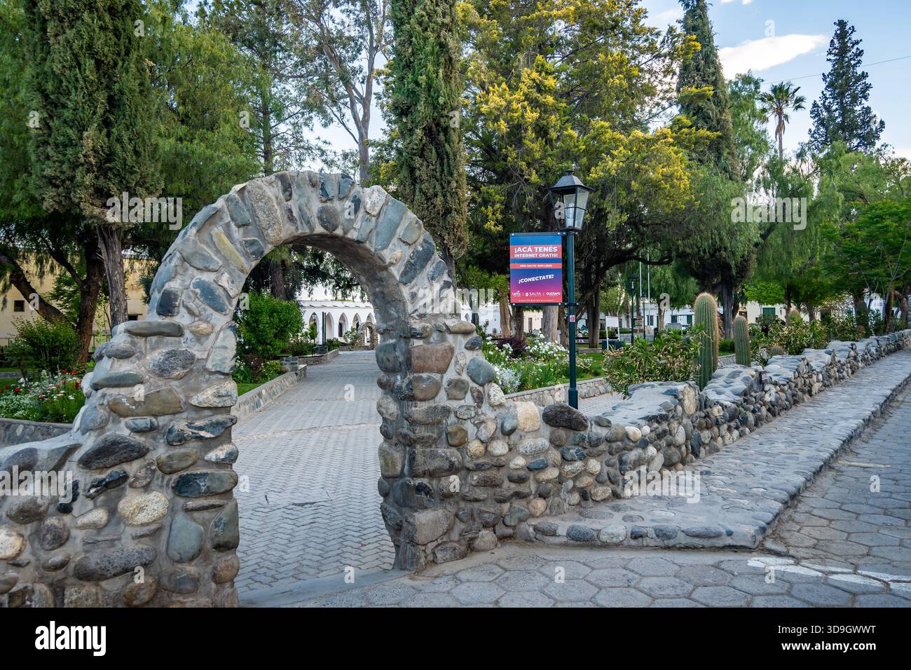 Arco di pietra nel centro di una piccola città di Cachi, Salta, Argentina. Foto Stock