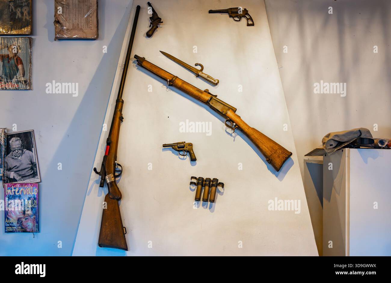 Antiche armi da fuoco decorano le pareti di un ristorante. Salta, Argentina. Foto Stock