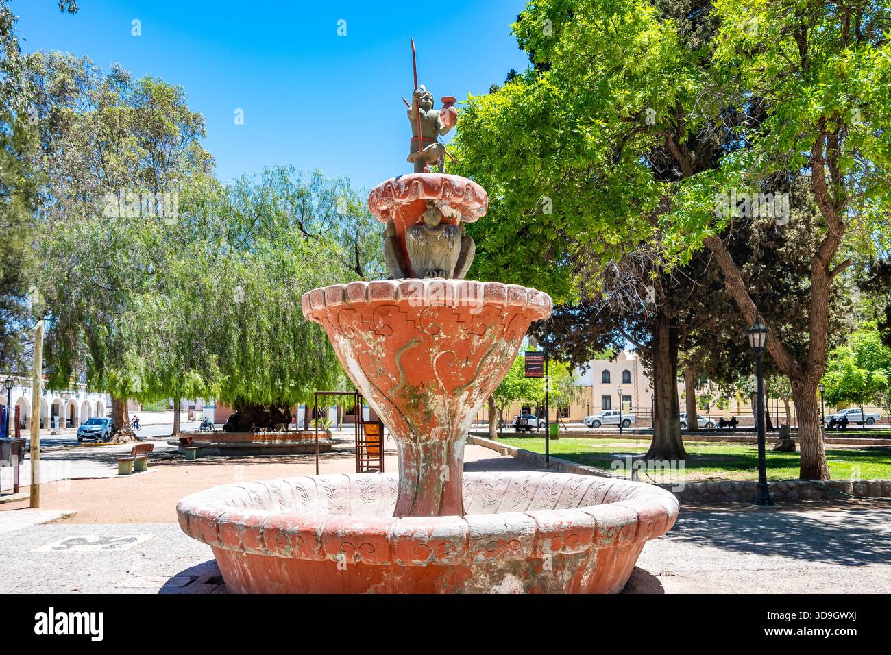 Scultura nel centro della città che riflette il patrimonio indigeno. San Carlos, Salta, Argentina. Foto Stock