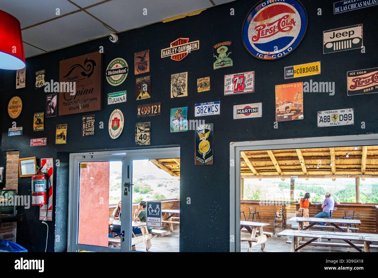 Una collezione di insegne antiche esposte sulla parete di un ristorante. Cordoba, Argentina. Foto Stock