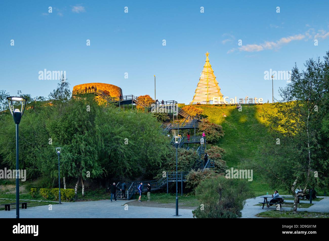 Una gigantesca scultura sull'albero di Natale sulle colline di El Calafate, Santa Cruz, Argentina. Foto Stock