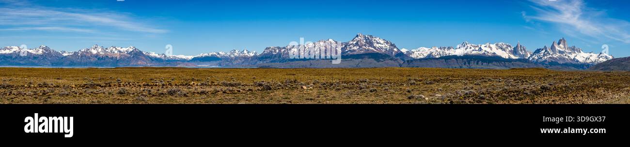 Vista panoramica dell'iconico Monte Fitz Roy, del Lago Viedma e delle montagne scavate nel ghiacciaio circostante nella Patagonia meridionale. Santa Cruz, Argentina. Foto Stock