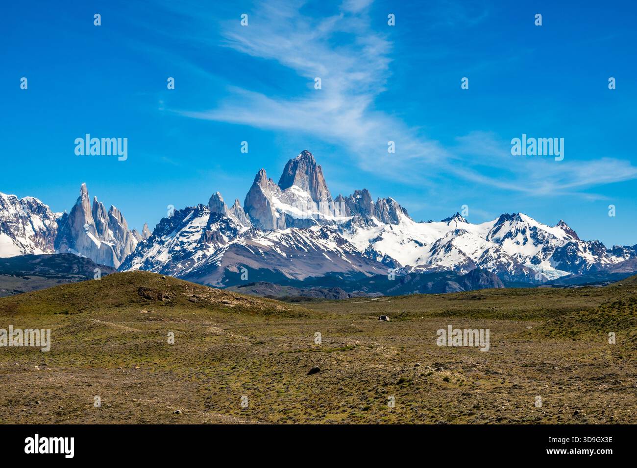 L'iconico Monte Fitz Roy e le montagne scavate nel ghiacciaio circostante nella Patagonia meridionale. Santa Cruz, Argentina. Foto Stock