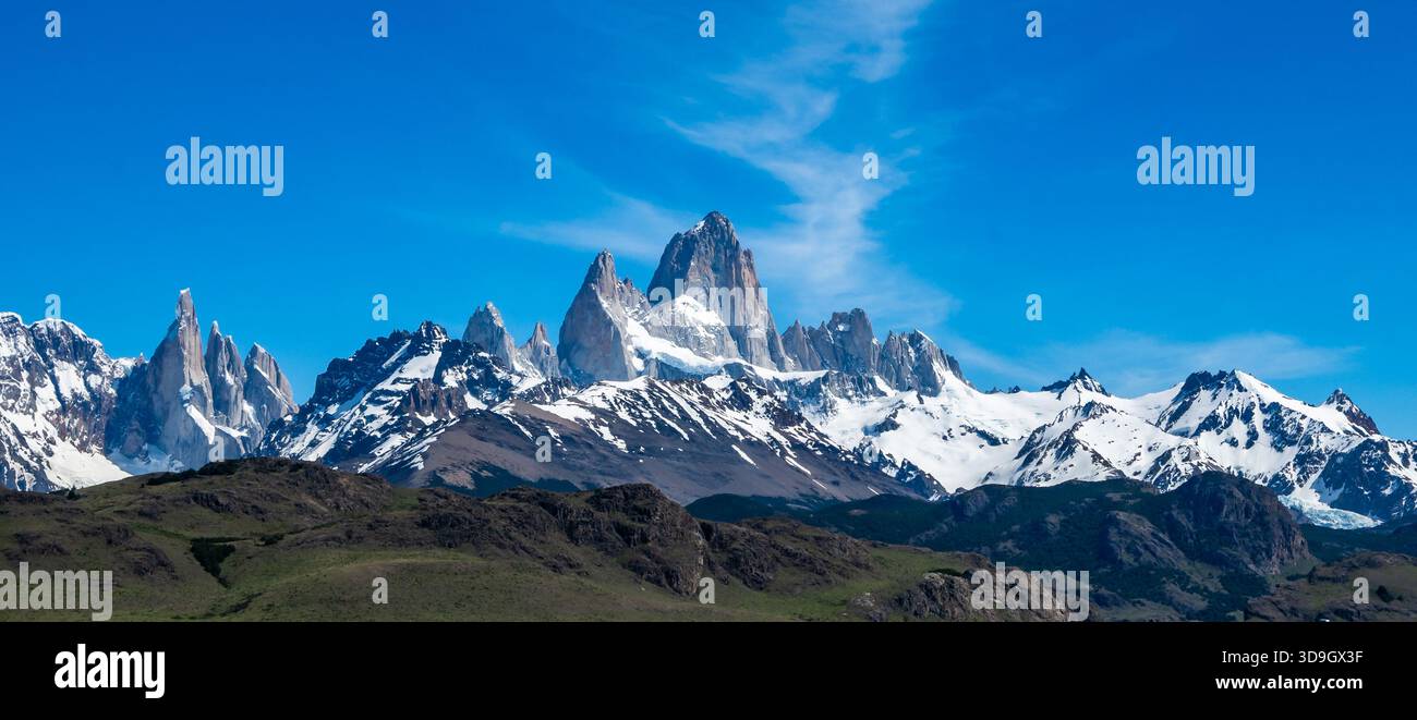 L'iconico Monte Fitz Roy e le montagne scavate nel ghiacciaio circostante nella Patagonia meridionale. Santa Cruz, Argentina. Foto Stock