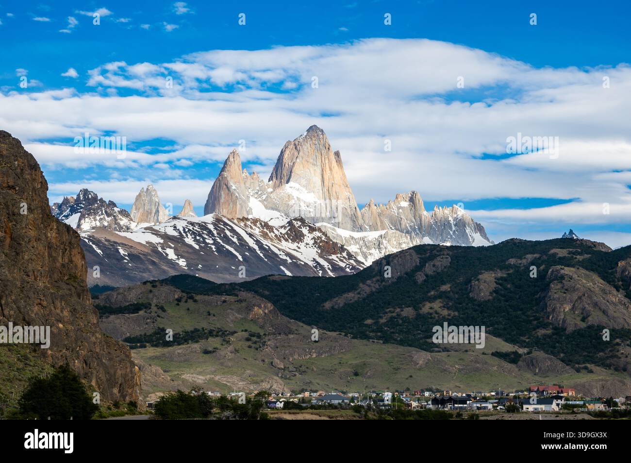 L'iconico Monte Fitz Roy e le montagne scavate nel ghiacciaio circostante nella Patagonia meridionale. Santa Cruz, Argentina. Foto Stock