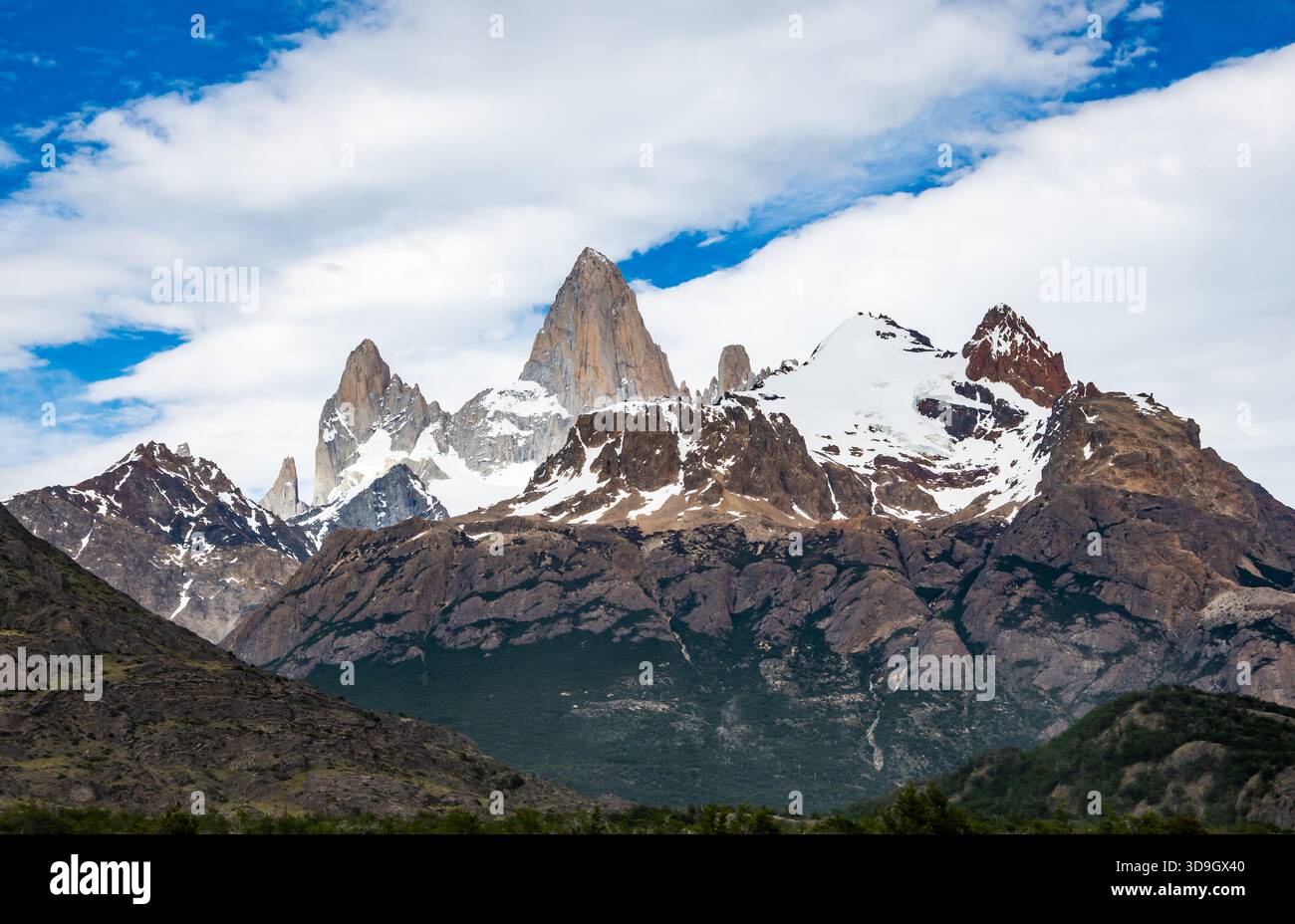 L'iconico Monte Fitz Roy e le montagne scavate nel ghiacciaio circostante nella Patagonia meridionale. Santa Cruz, Argentina. Foto Stock