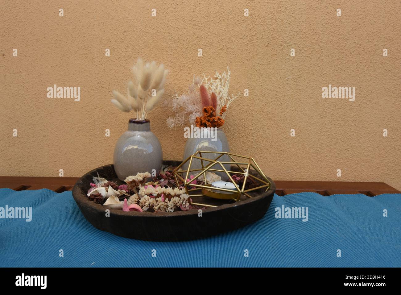 mostra oggetti che impreziosiscono gli angoli della casa Foto Stock