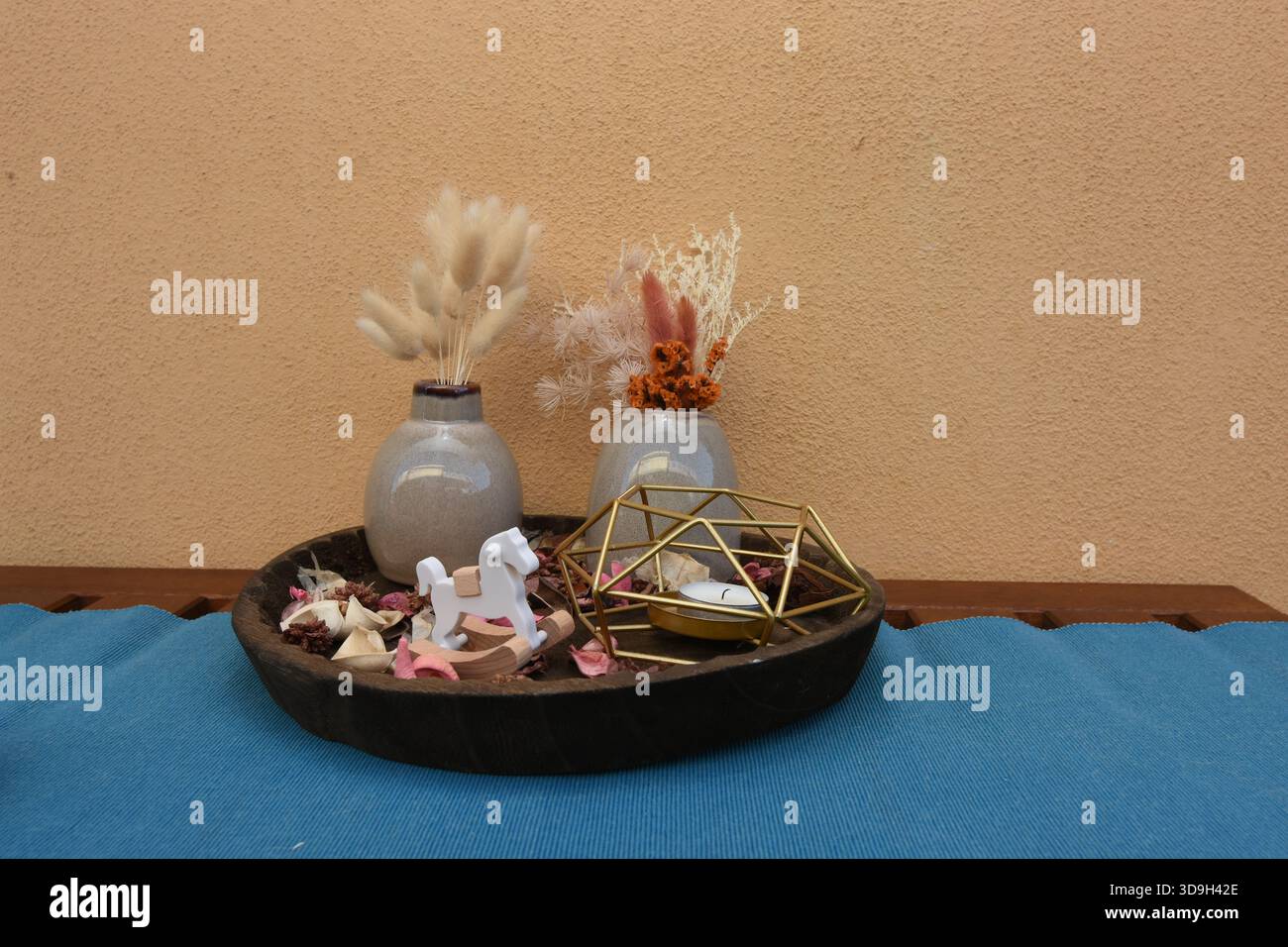 mostra oggetti che impreziosiscono gli angoli della casa Foto Stock