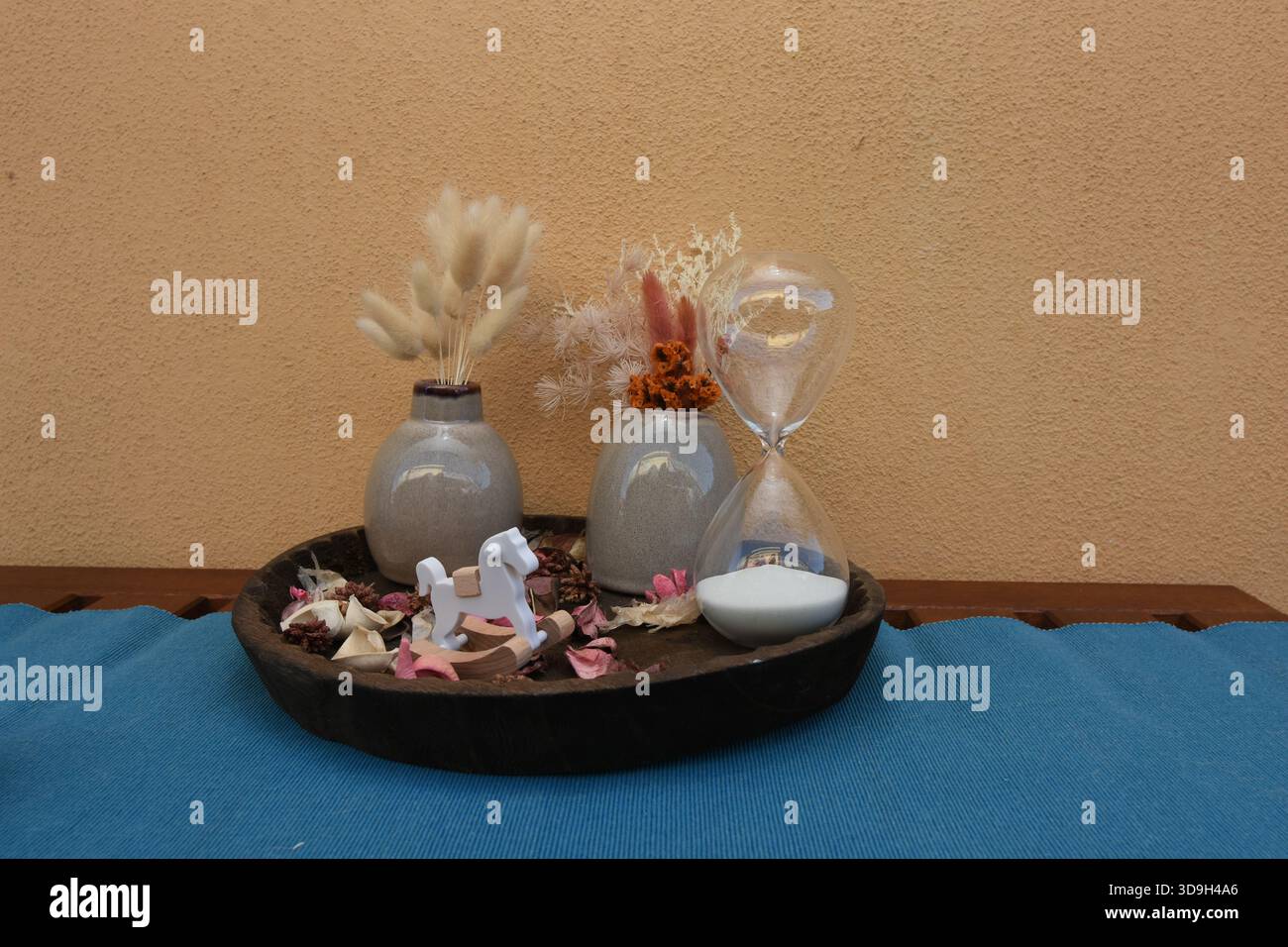 mostra oggetti che impreziosiscono gli angoli della casa Foto Stock