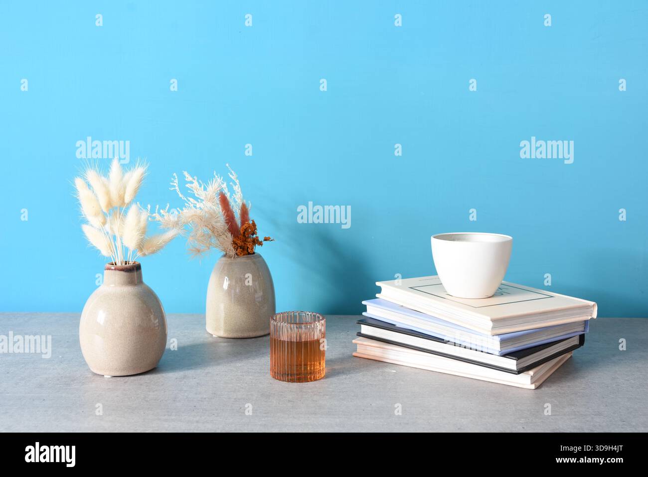 mostra oggetti che impreziosiscono gli angoli della casa Foto Stock
