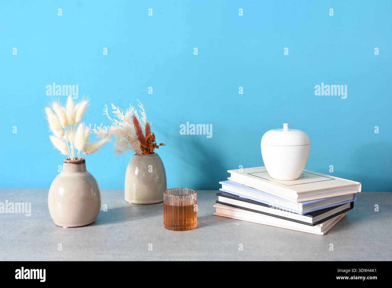mostra oggetti che impreziosiscono gli angoli della casa Foto Stock
