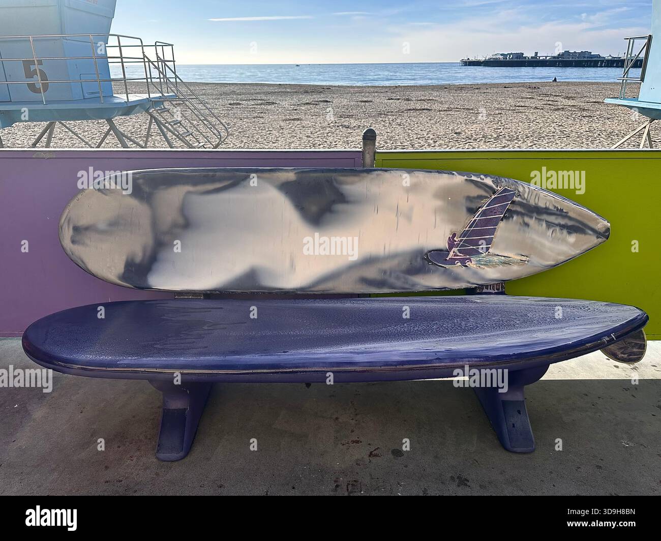 Panca da surf sul lungomare di Santa Cruz Foto Stock