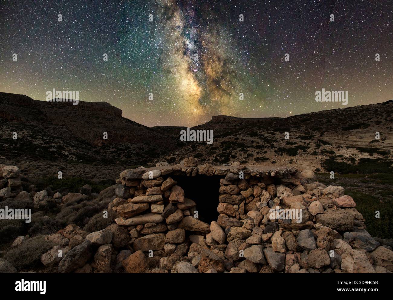 Astrofotografia. L'immagine cattura una vista mozzafiato della via Lattea nel cielo notturno. Foto Stock
