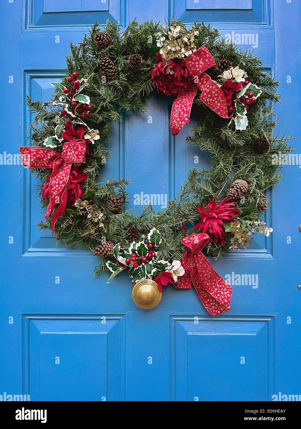Corona natalizia su una porta blu brillante - Immagine stock catturata con smartphone