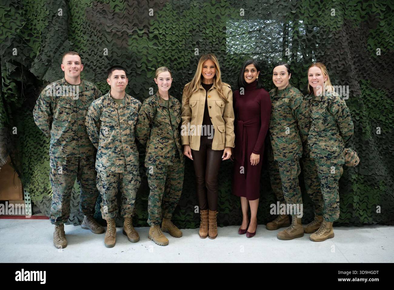 La First Lady Melania Trump e la Second Lady Usha Vance si incontrano con i Marines statunitensi durante una visita al personale militare a Camp Lejeune a Jacksonville, Carolina del Nord, il 19 novembre 2025. Per gentile concessione della Casa Bianca. Foto Stock