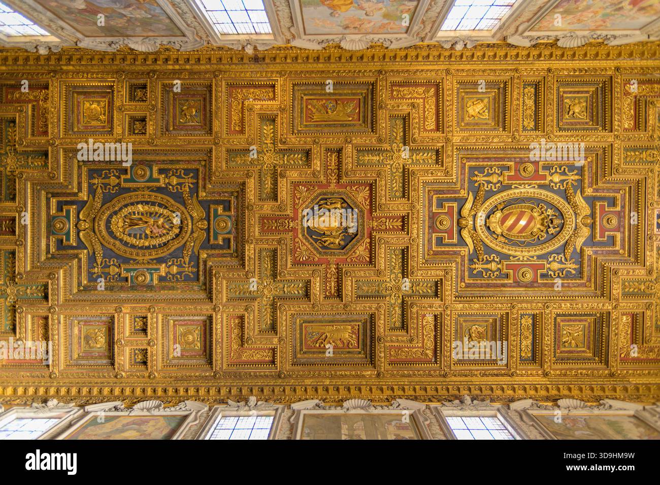 Soffitto a cassettoni in legno dorato della Basilica di Santa Maria in Aracoeli a Roma, Italia Foto Stock