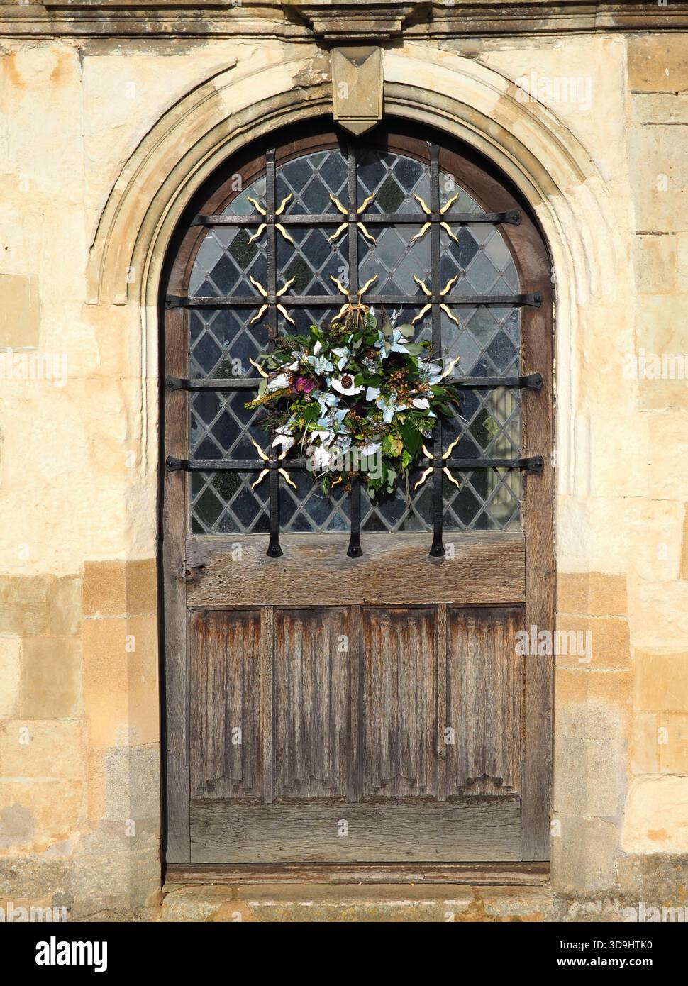 Corona di Natale alle porte di una casa di campagna inglese, Regno Unito Foto Stock