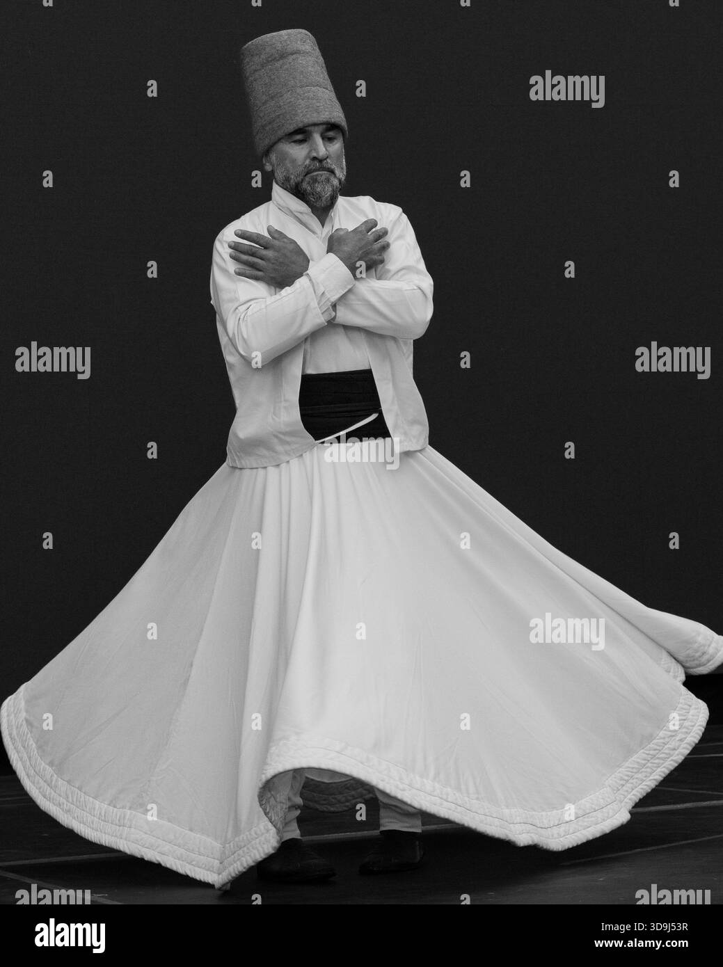 I Dervisci vorticosi eseguono danza tradizionale, Kusadasi, Turchia. Foto Stock