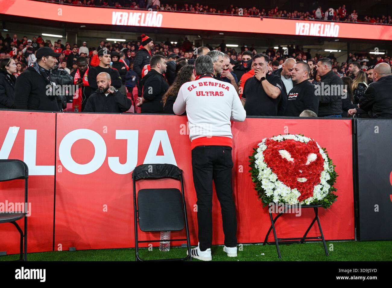 Lisbona, Portogallo. 5 dicembre 2025. Omaggio alla morte di un tifoso nell'implorazione del Benfica contro lo Sporting CP per la Liga portoghese all'Estadio da Luz di Lisbona. Crediti: Ricardo Rocha / Alamy Live News Foto Stock