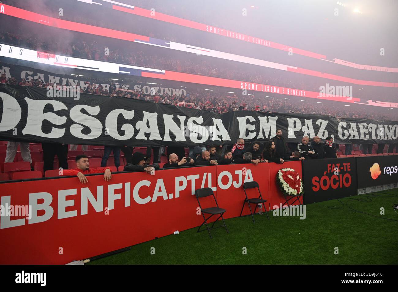 Lisbona, Portogallo. 5 dicembre 2025. Omaggio alla morte di un tifoso nell'implorazione del Benfica contro lo Sporting CP per la Liga portoghese all'Estadio da Luz di Lisbona. Crediti: Ricardo Rocha / Alamy Live News Foto Stock