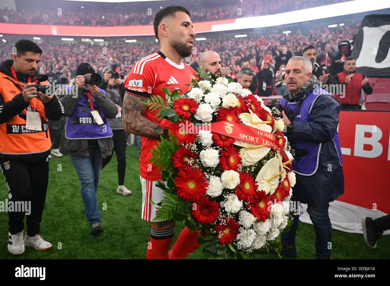 Lisbona, Portogallo. 5 dicembre 2025. Omaggio alla morte di un tifoso nell'implorazione del Benfica contro lo Sporting CP per la Liga portoghese all'Estadio da Luz di Lisbona. Crediti: Ricardo Rocha / Alamy Live News Foto Stock