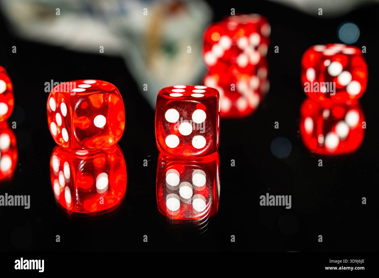 dadi rossi su sfondo nero, primo piano Foto Stock