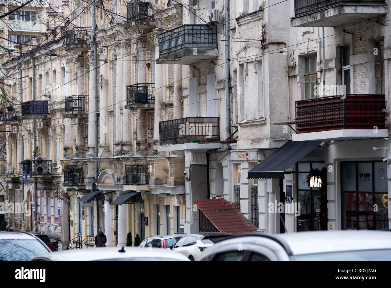 La splendida architettura presenta balconi e pittoreschi negozi lungo un viale tranquillo. Kiev, Ucraina. 5 dicembre 2025. Foto Stock