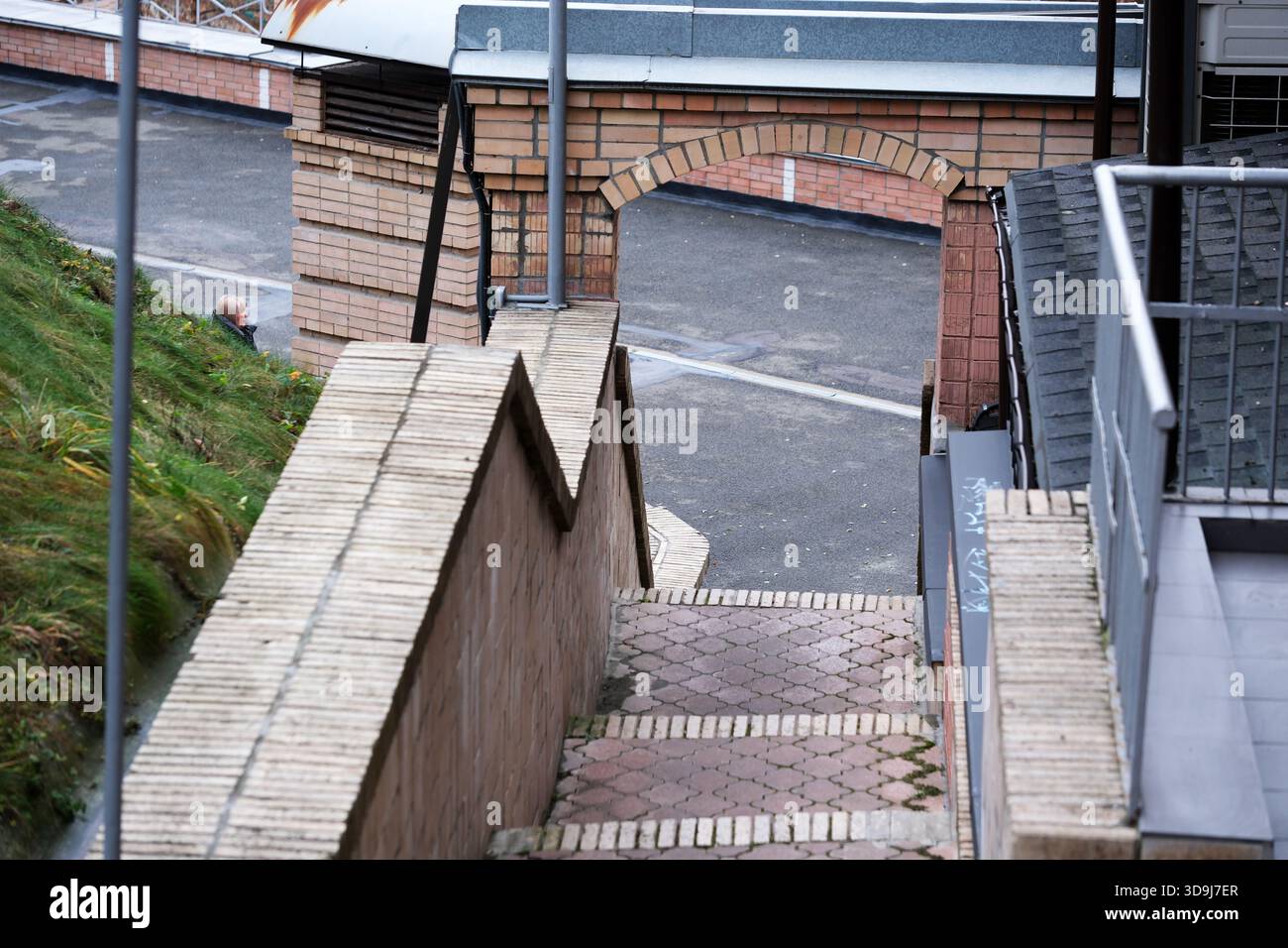 Le tortuose scale scendono in una tranquilla strada costeggiata da edifici. Kiev, Ucraina. 5 dicembre 2025. Foto Stock