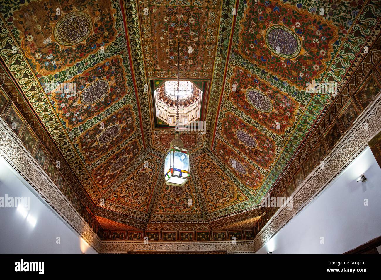 Il soffitto di una delle tante stanze del Palazzo Bahia a Marrakech, Morrocco. Foto Stock