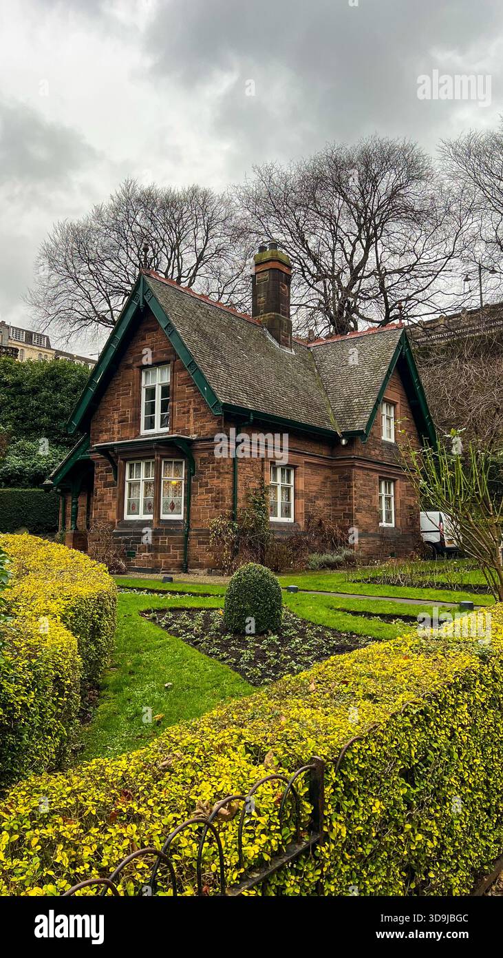Pittoresco cottage nei Giardini di Princes Street in un giorno invernale moody Foto Stock