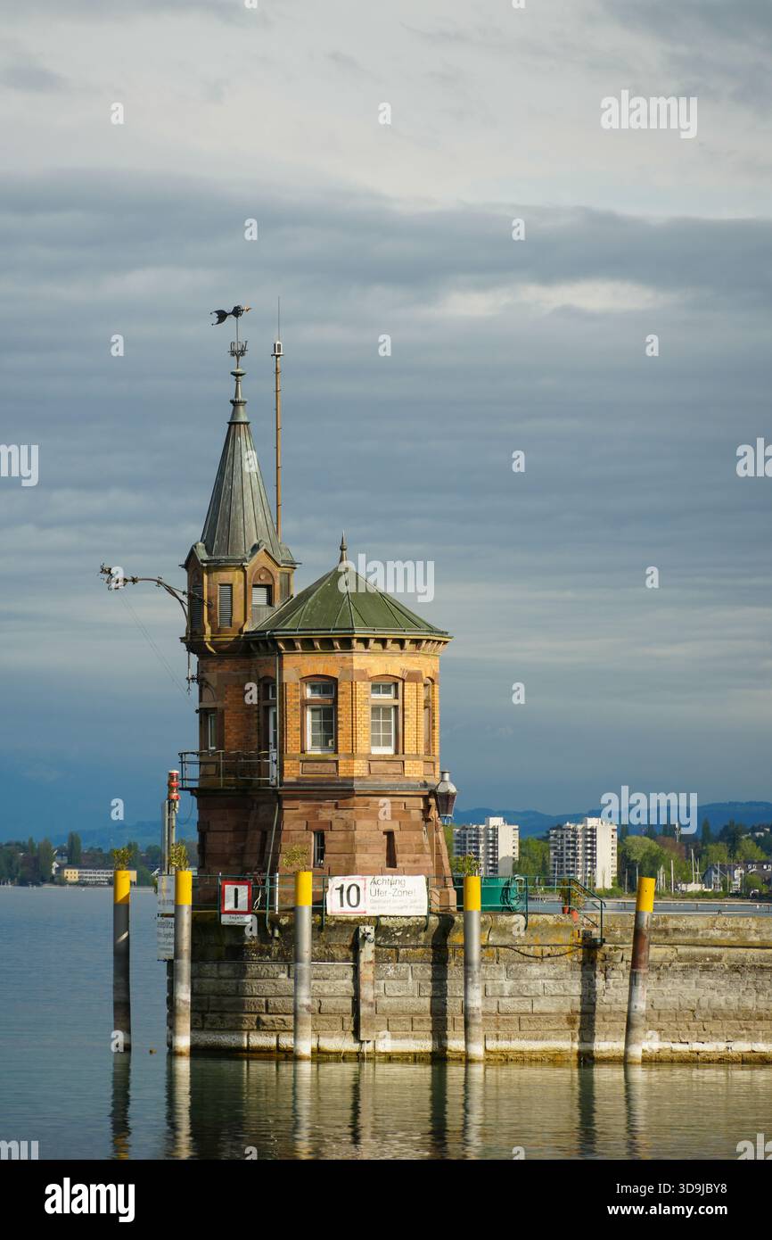 Vista panoramica della storica torre del porto neogotico e della stazione a scartamento d'acqua all'ingresso del porto di Costanza sul lago di Costanza (Bodensee), in Germania. Foto Stock