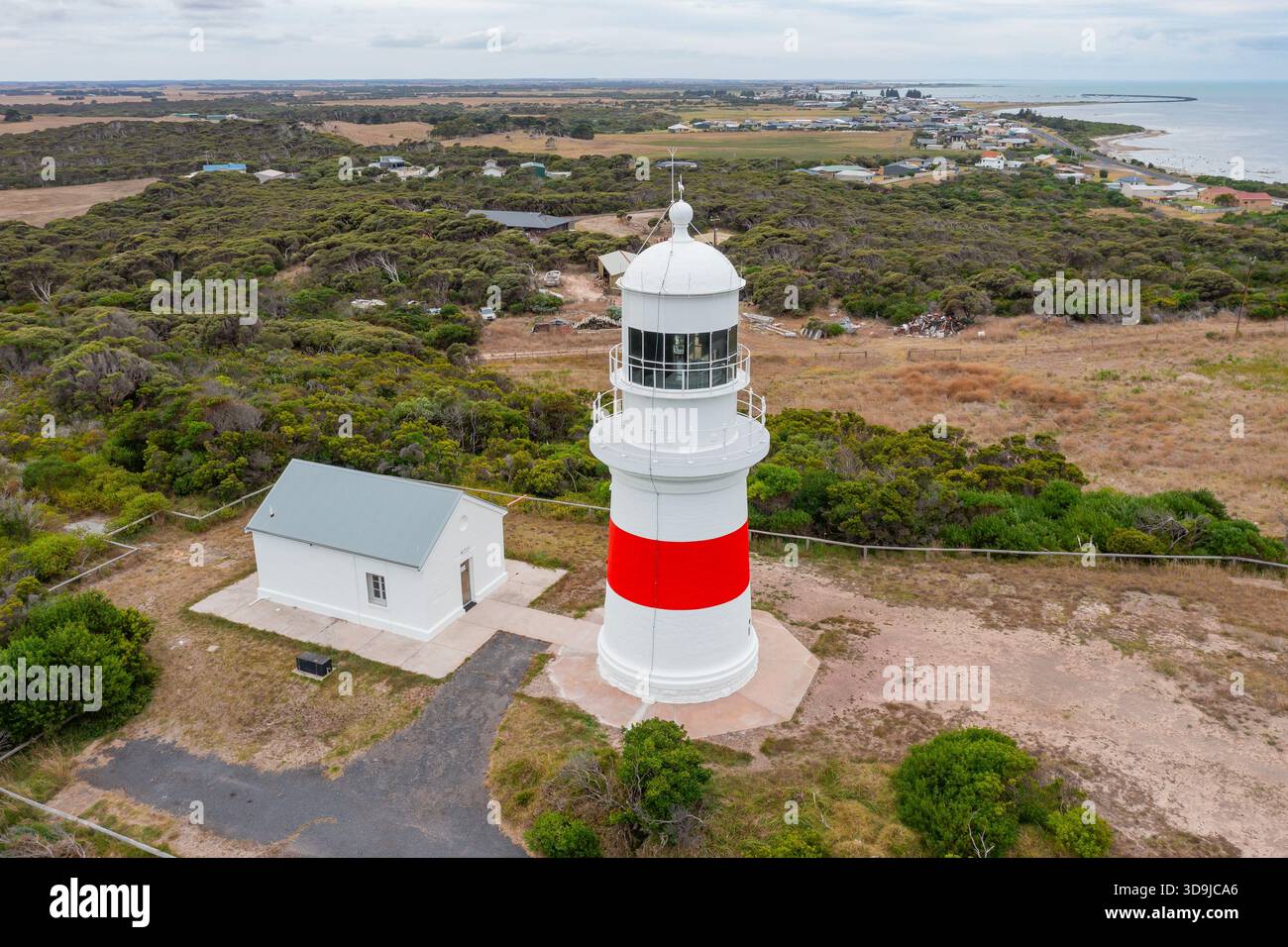 Veduta aerea di una breve casa bianca e di un cottage dei custodi in alto sulla costa di Port MacDonnell, sulla Limestone Coast, nell'Australia meridionale. Foto Stock