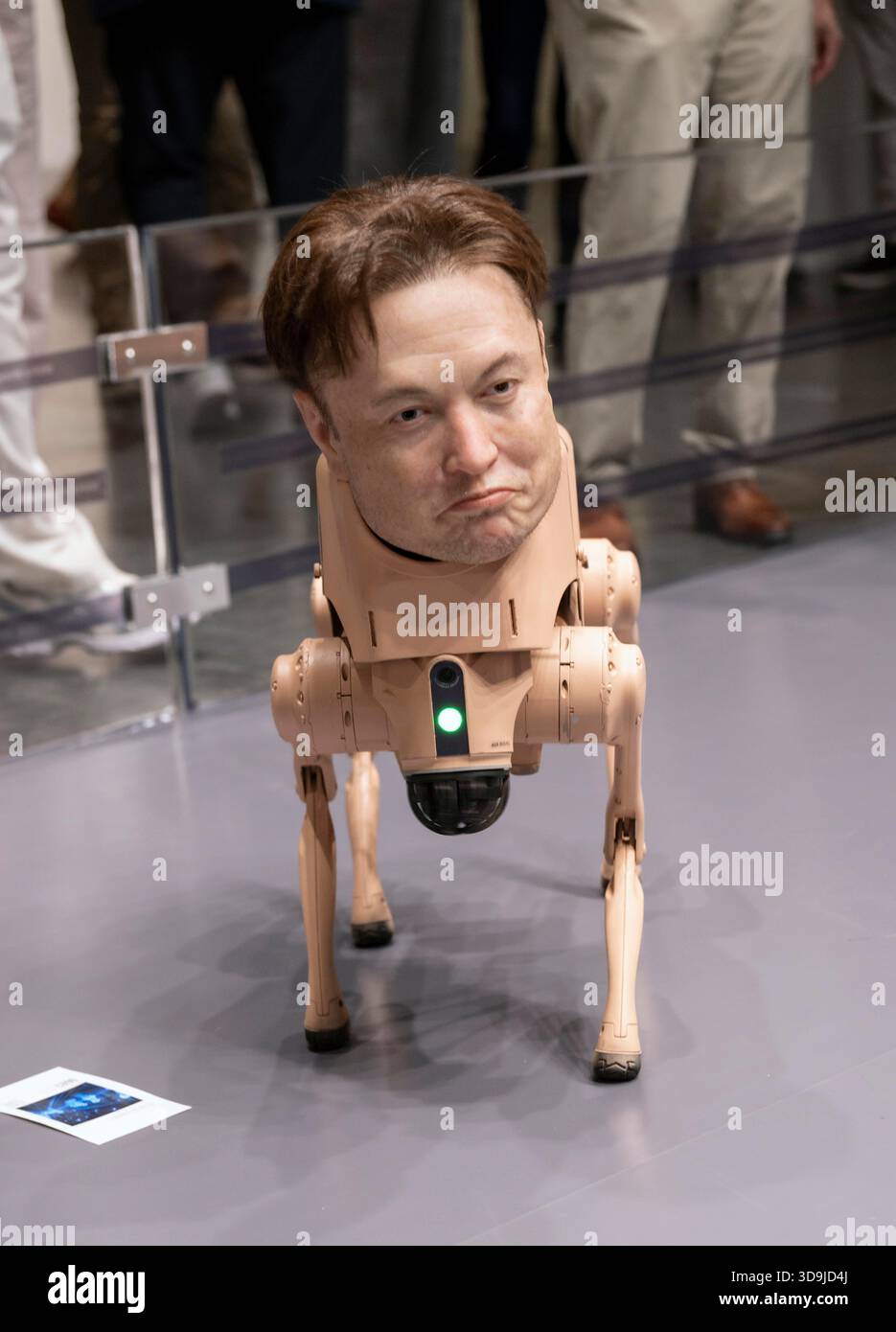 Miami Beach, Florida, Stati Uniti. 5 dicembre 2025. Un cane robotico Elon Musk iperrealistico dell'artista Beeple all'Art Basel Miami Beach 2025.(Credit Image: © Brian Cahn/ZUMA Press Wire) SOLO PER USO EDITORIALE! Non per USO commerciale! Crediti: ZUMA Press, Inc./Alamy Live News Foto Stock